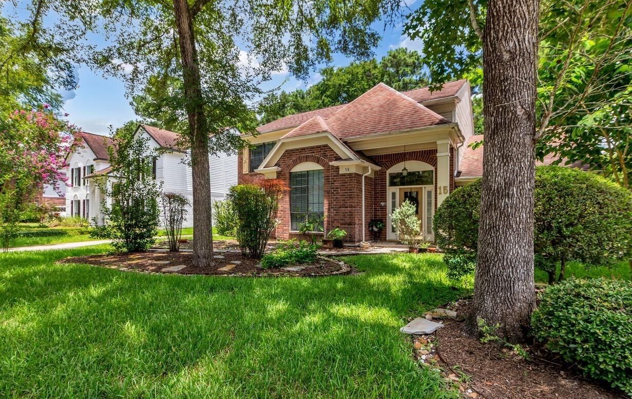 Property Photo: 15 Nightwind Place TX 77381