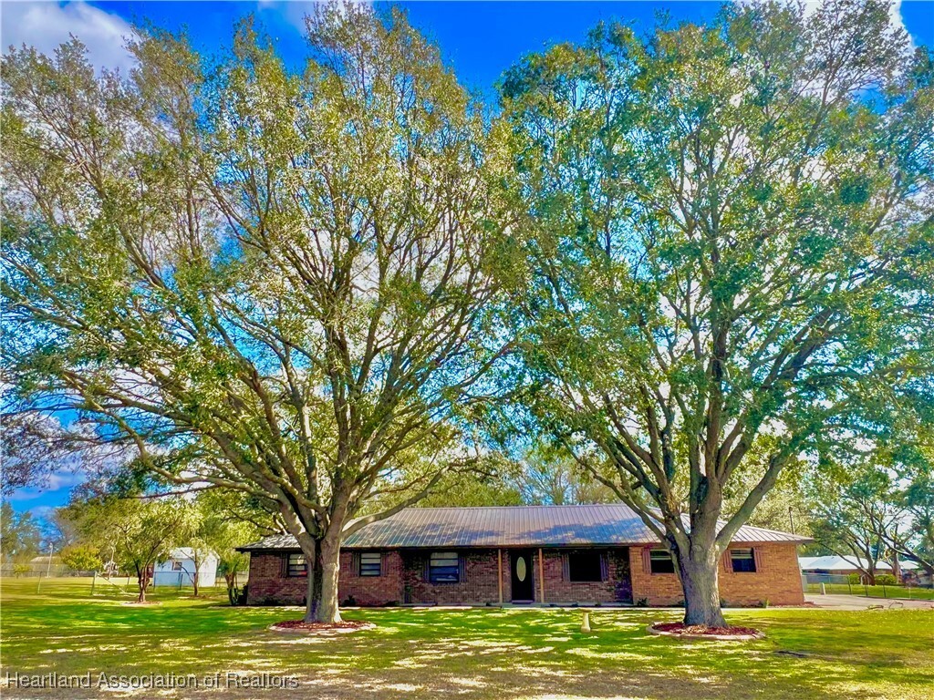 Property Photo: 301 S Wells Avenue FL 33825