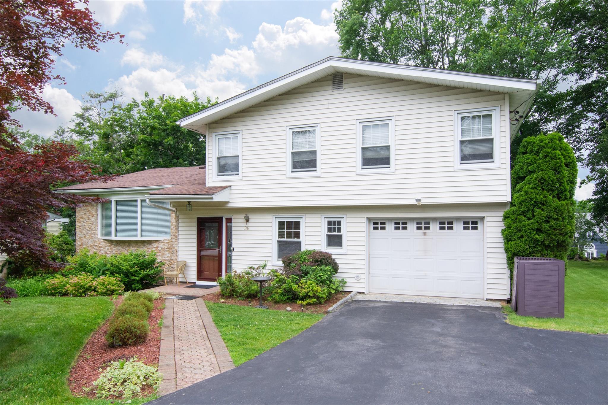 Property Photo:  38 Balmoral Crescent  NY 10607 