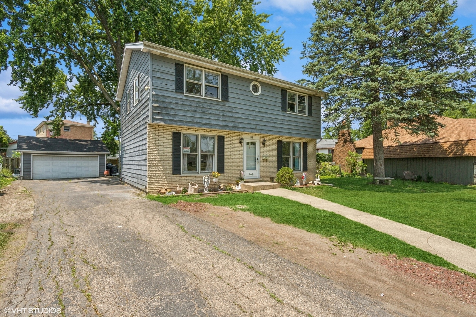 Property Photo: 852 Pamela Drive IL 60106