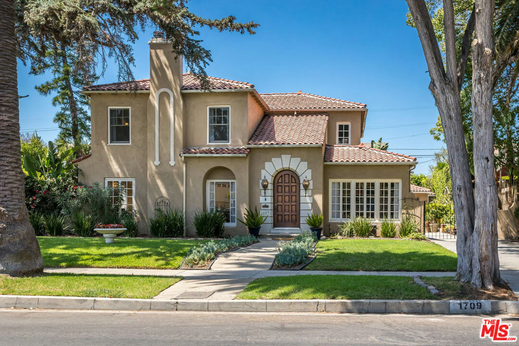 Property Photo:  1709 Buckingham Road  CA 90019 
