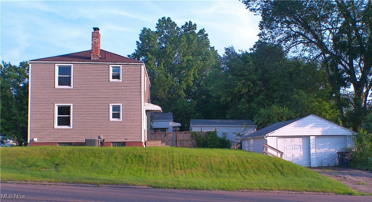 Property Photo: 1560 Redwood Avenue OH 44301