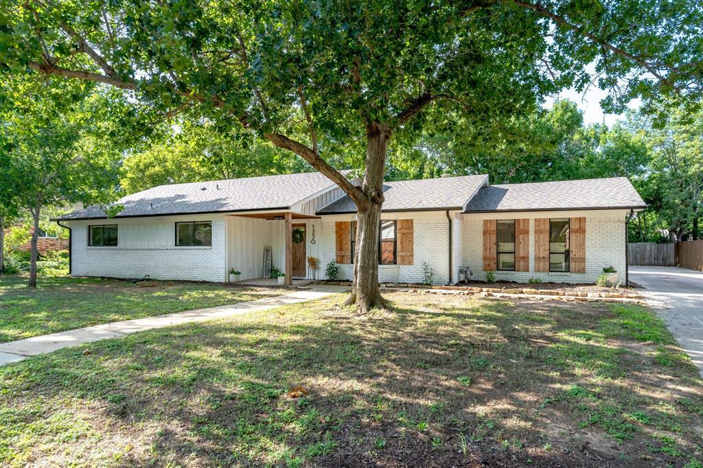 Property Photo: 1220 Tulane Drive TX 76201