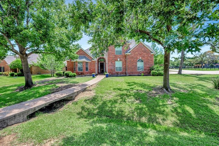 Property Photo: 700 Paradise Cove TX 76208