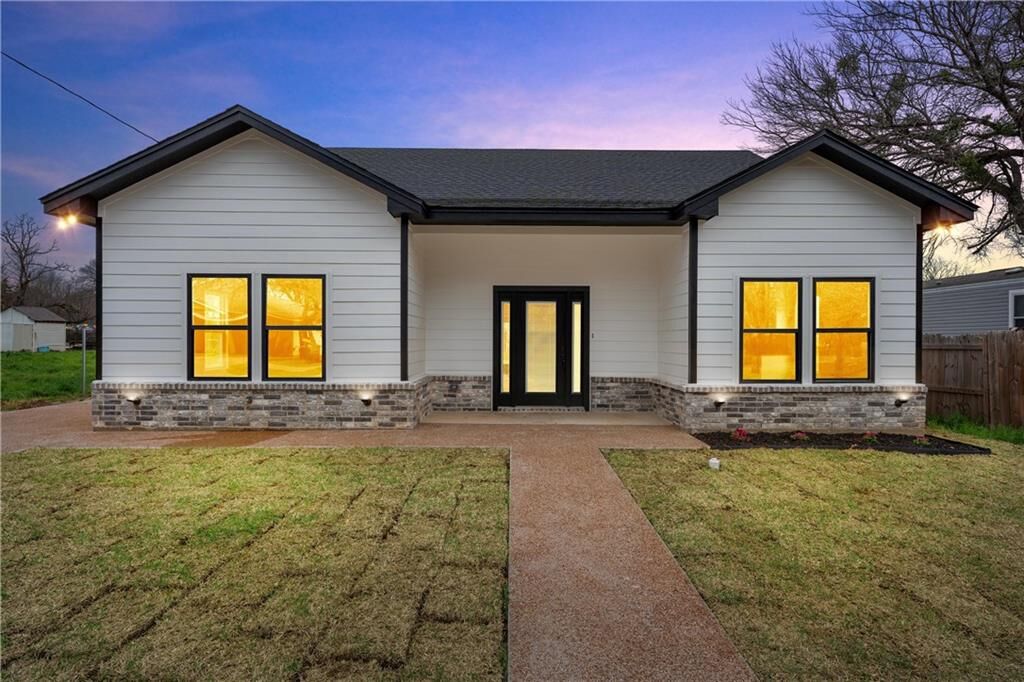 Property Photo: 1507 San Jacinto Street TX 76705