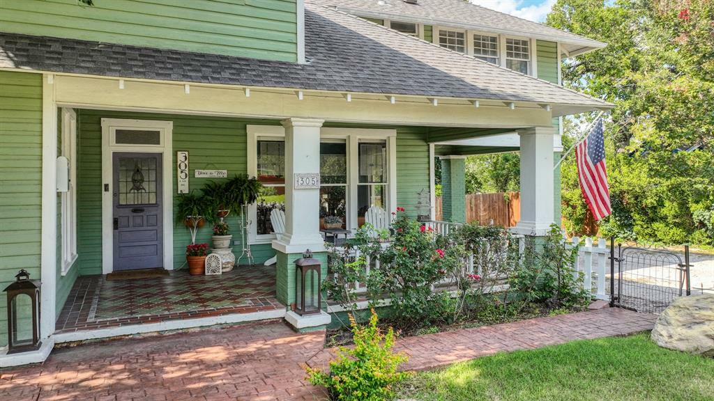 Property Photo:  305 E Lee Avenue  TX 76086 