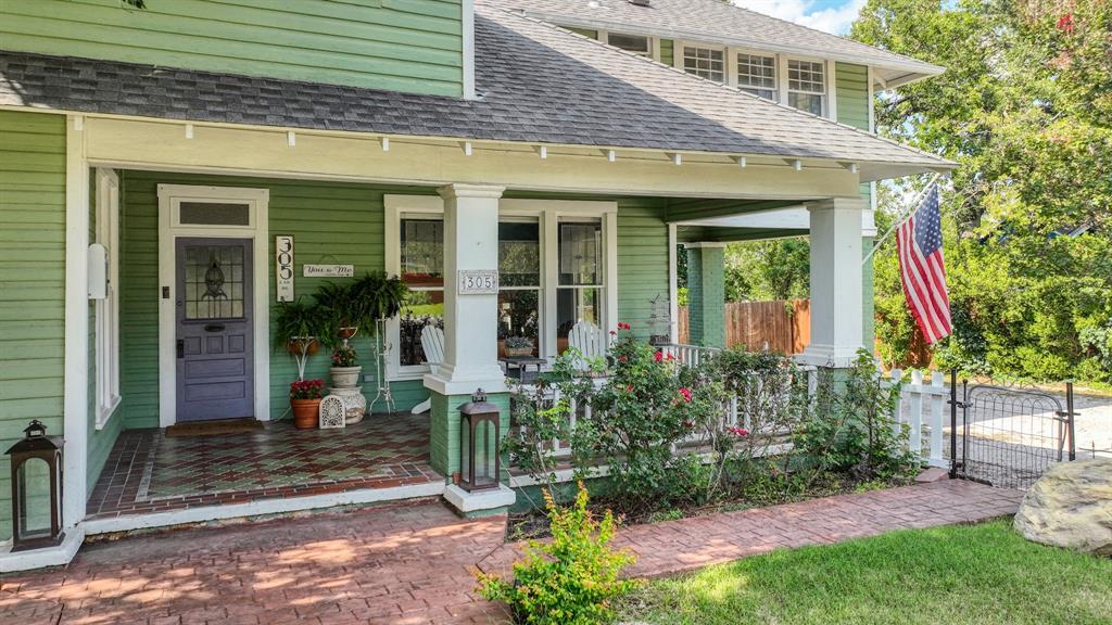 Property Photo:  305 E Lee Avenue  TX 76086 