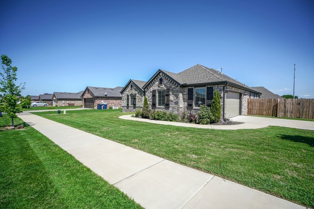 Property Photo:  3500 SW Picasso Boulevard  AR 72712 