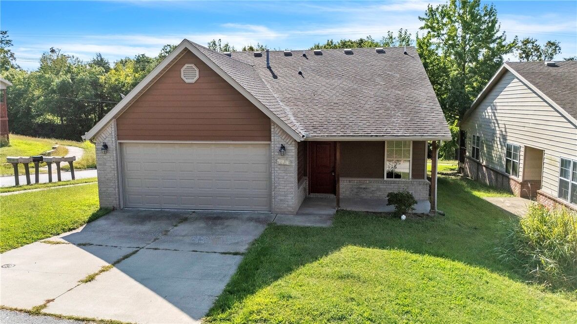 Property Photo:  2944 Old Farmington Road  AR 72704 