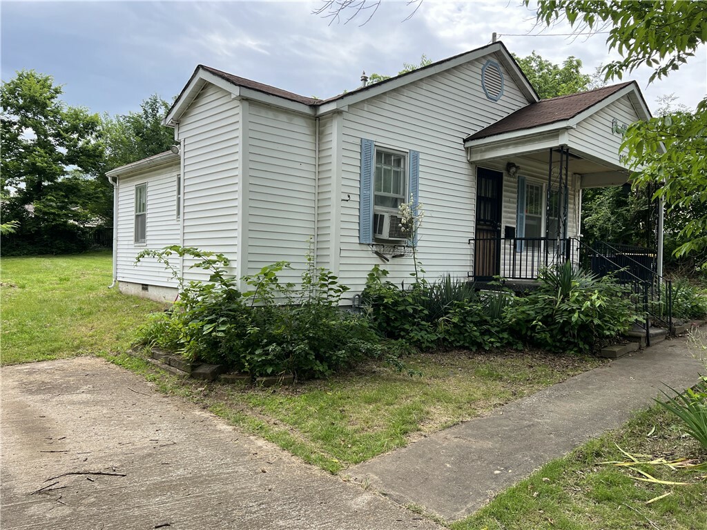 Property Photo: 418 N Robinson Street AR 72601