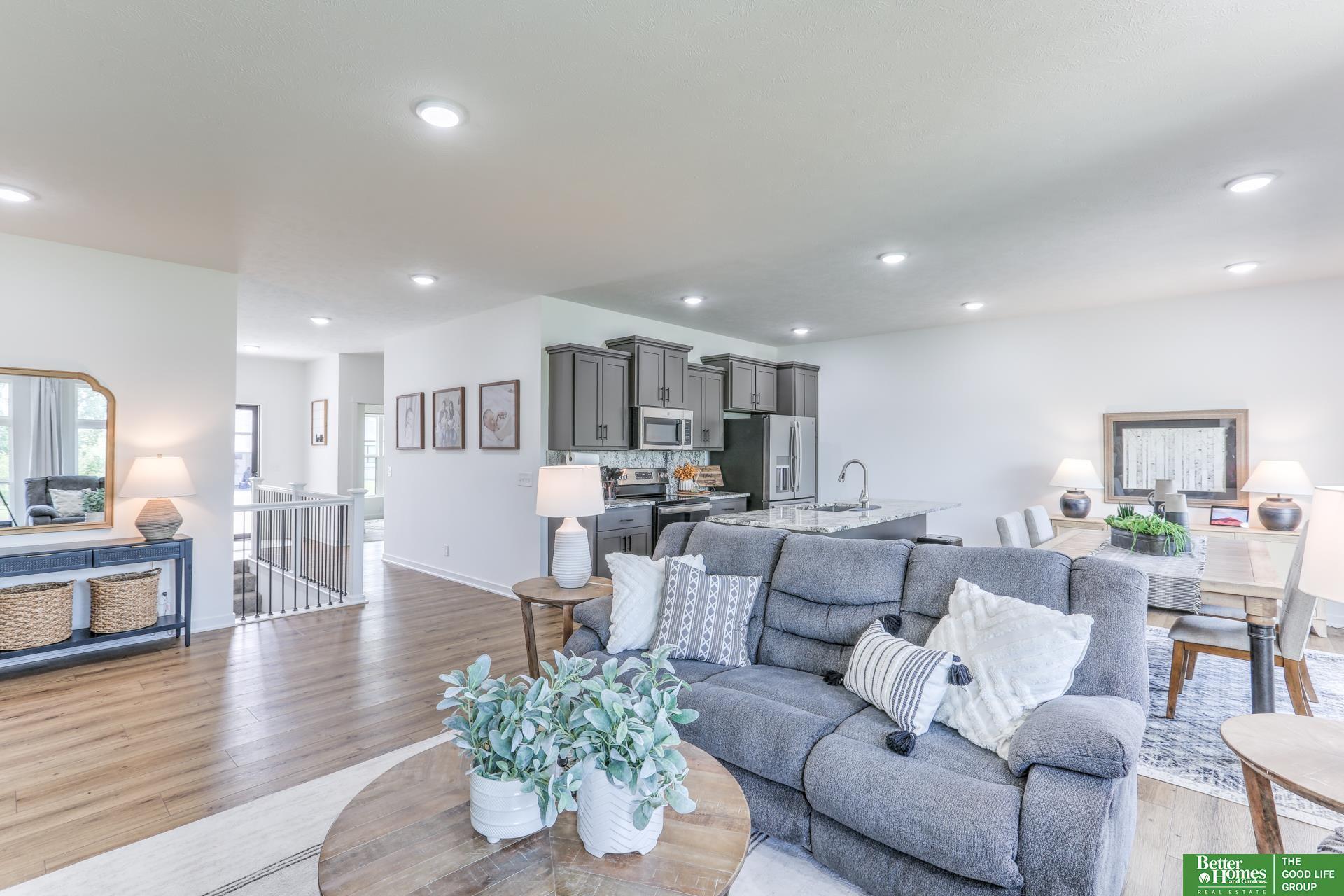 Property Photo: 811 Grandview Drive NE 68037