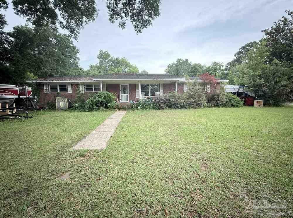 Property Photo: 4673 Van Horn Rd FL 32583