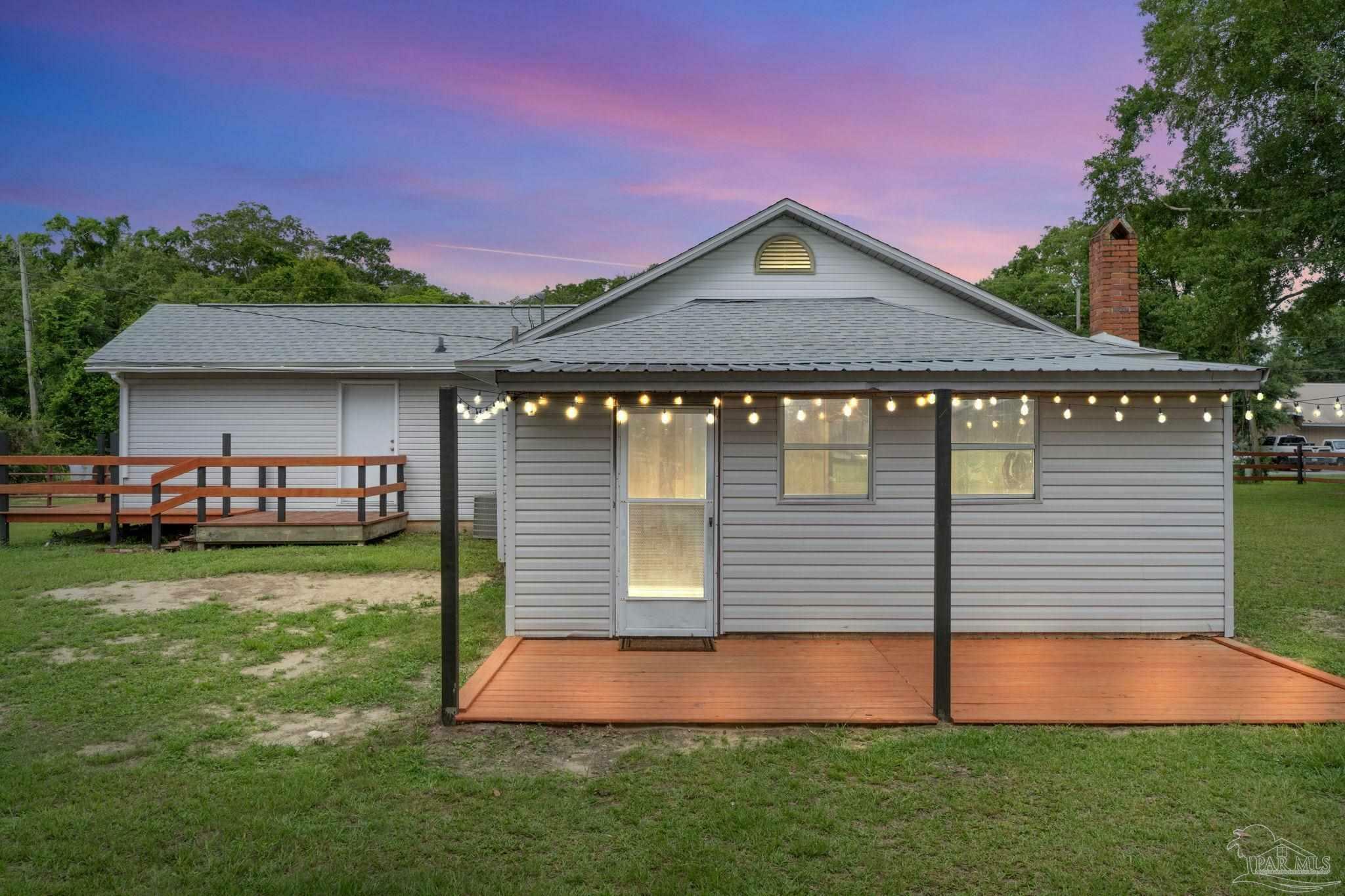 Property Photo: 4308 Floridatown Rd FL 32571