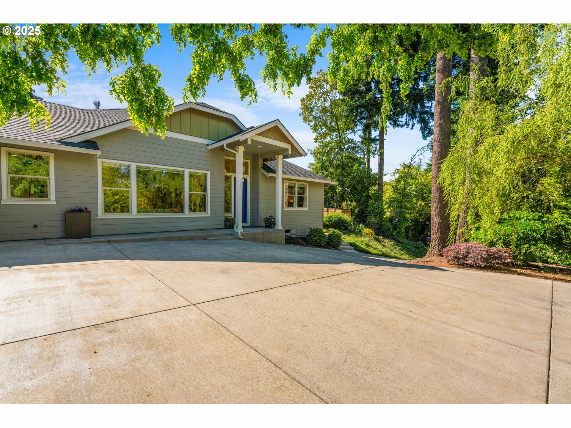 Property Photo:  115 NE 45th St  WA 98663 