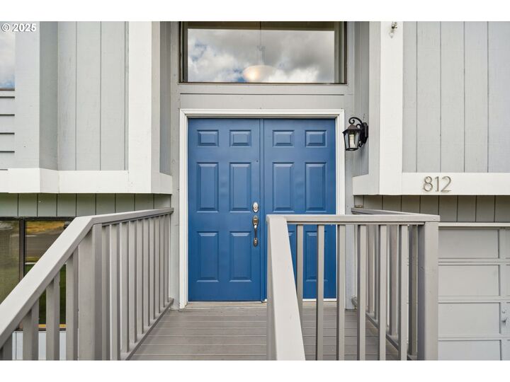 Property Photo: 812 SE Olympia Dr WA 98683