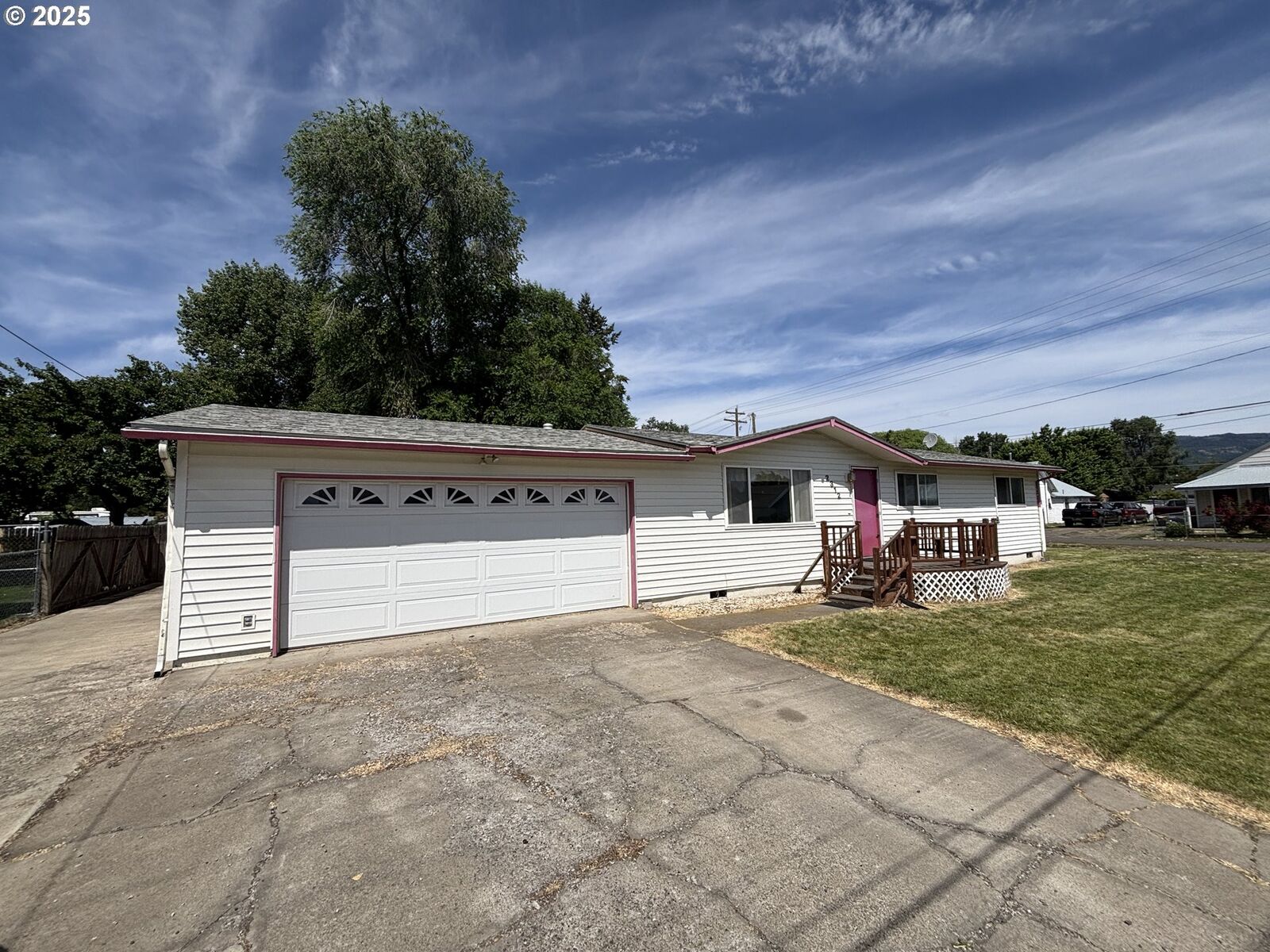 Property Photo:  2312 N Pine St  OR 97850 