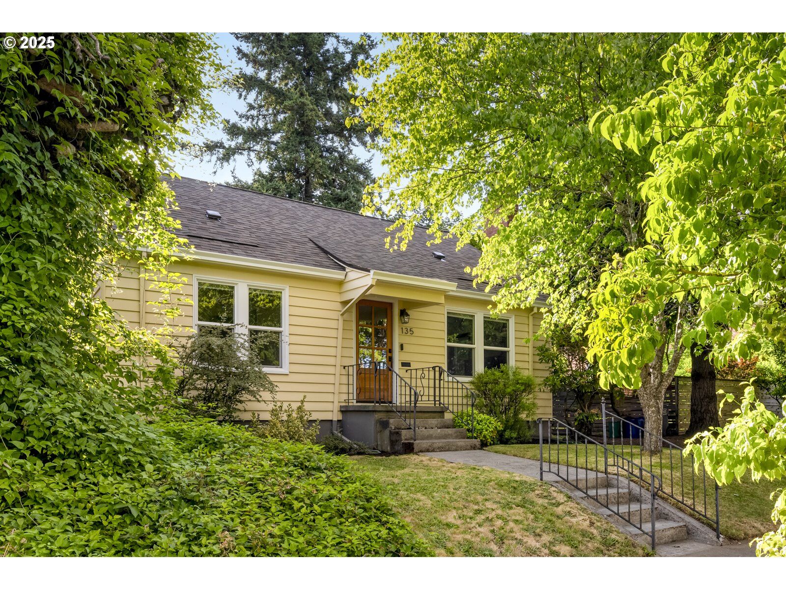 Property Photo: 135 SE 79th Ave OR 97215