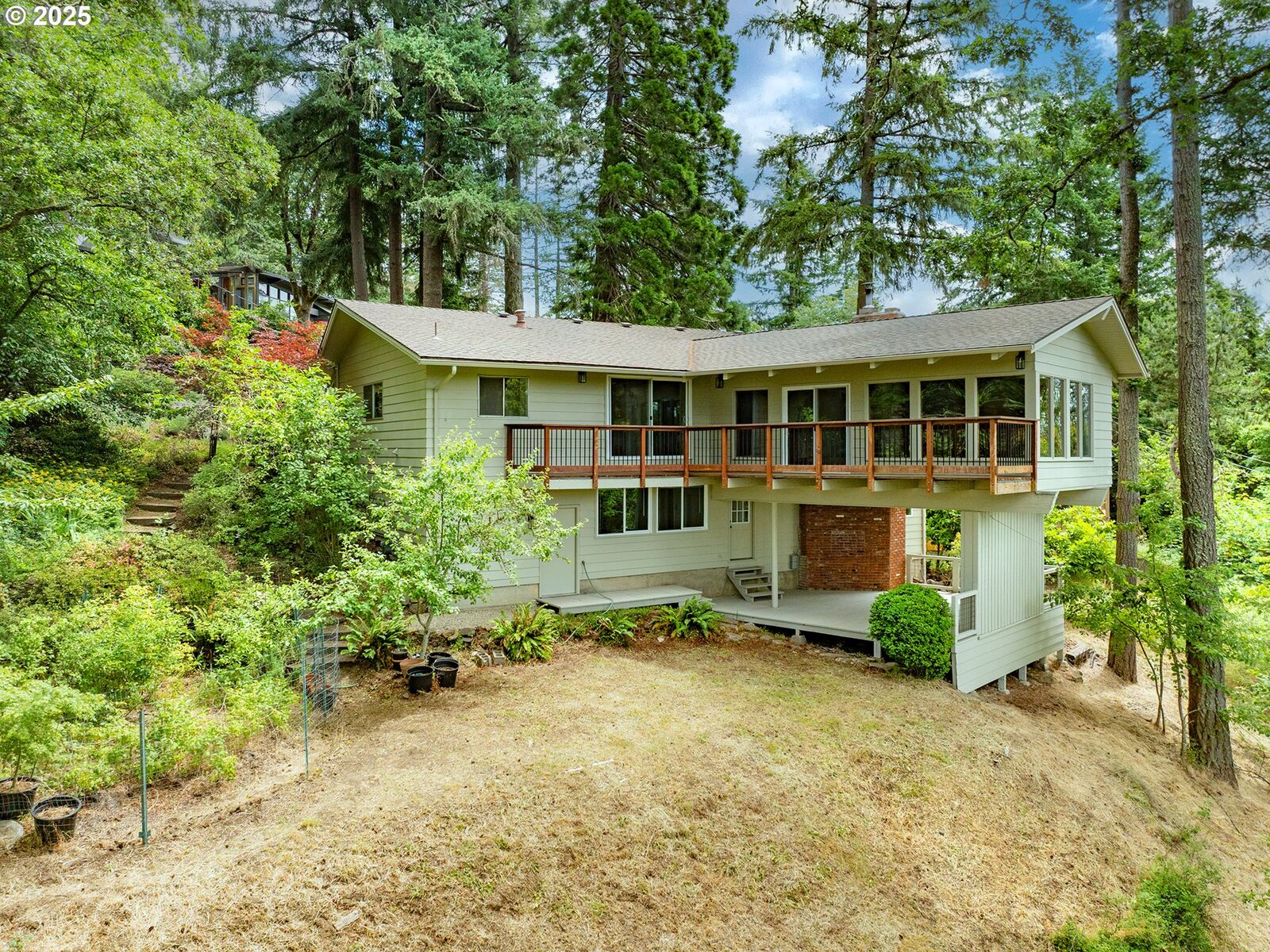 Property Photo: 2830 Capital Dr OR 97403