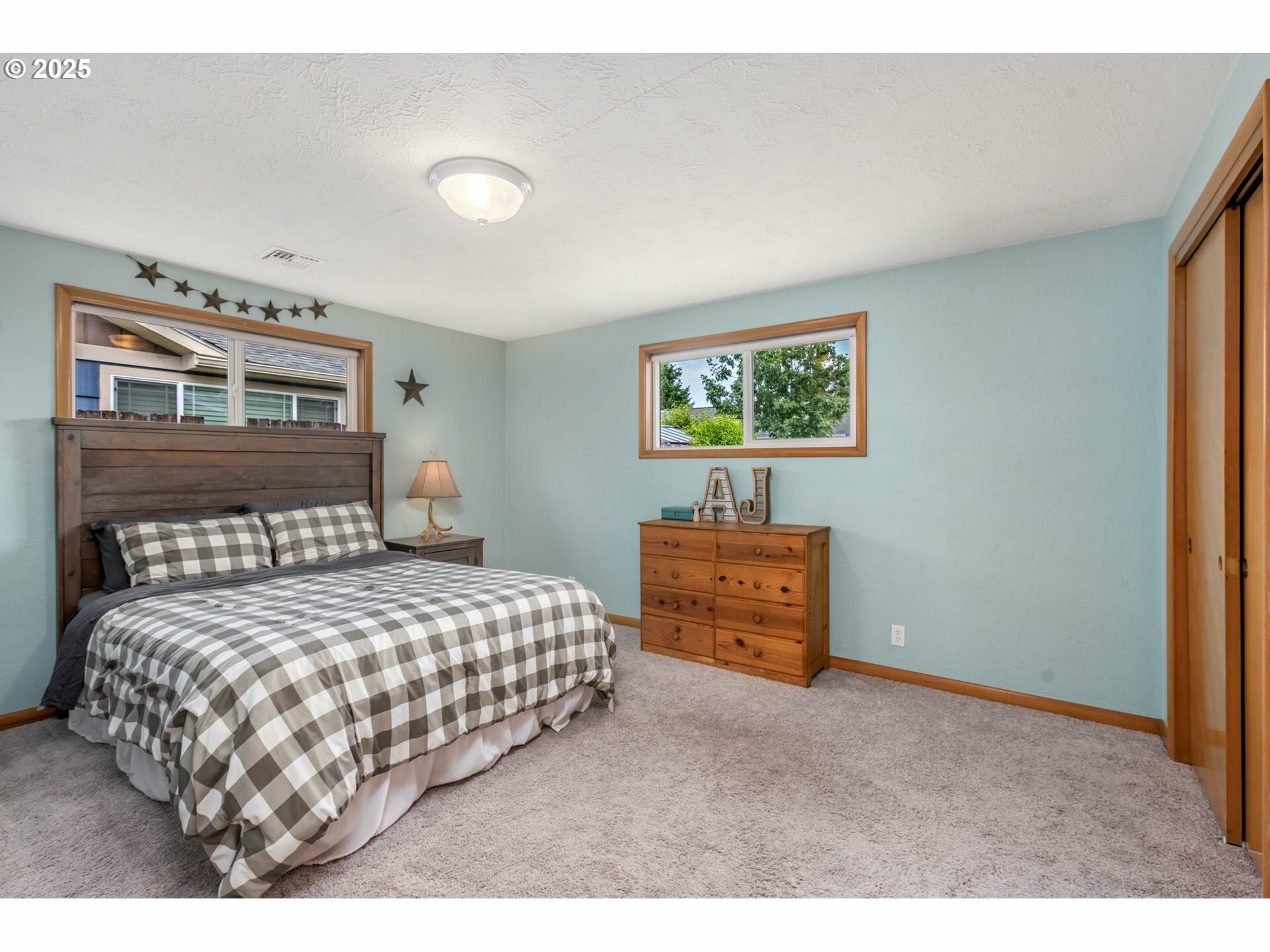 Property Photo: 3065 Edgewood Ave NE OR 97301