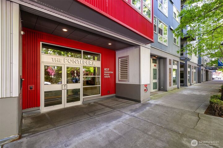 Property Photo: 827 Hiawatha Place S 515 WA 98144