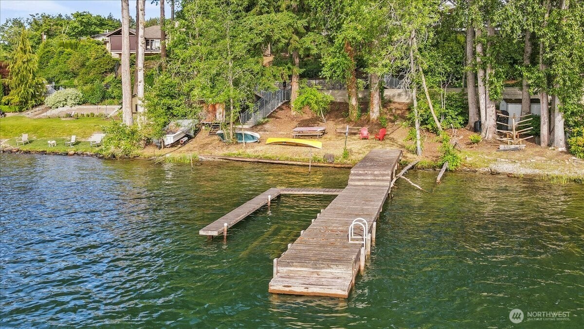 Property Photo: 1711 E Lake Sammamish Place SE WA 98075