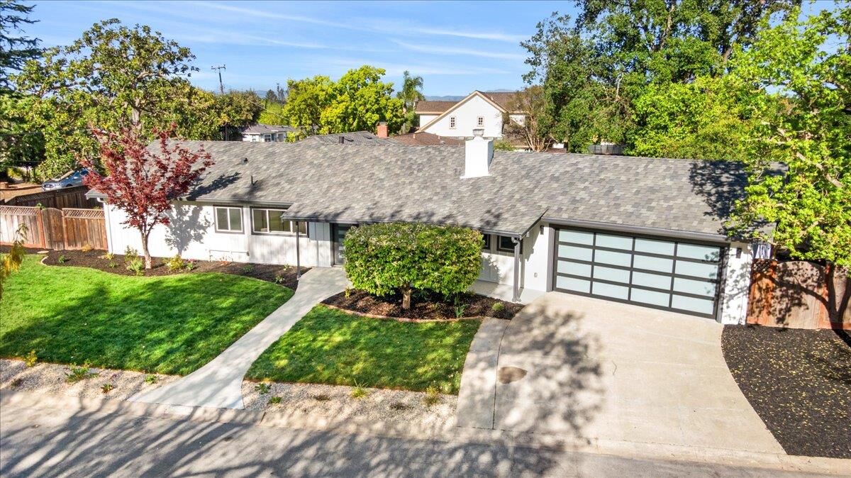 Photo de la propriété:  15640 Gardenia Way  CA 95032 