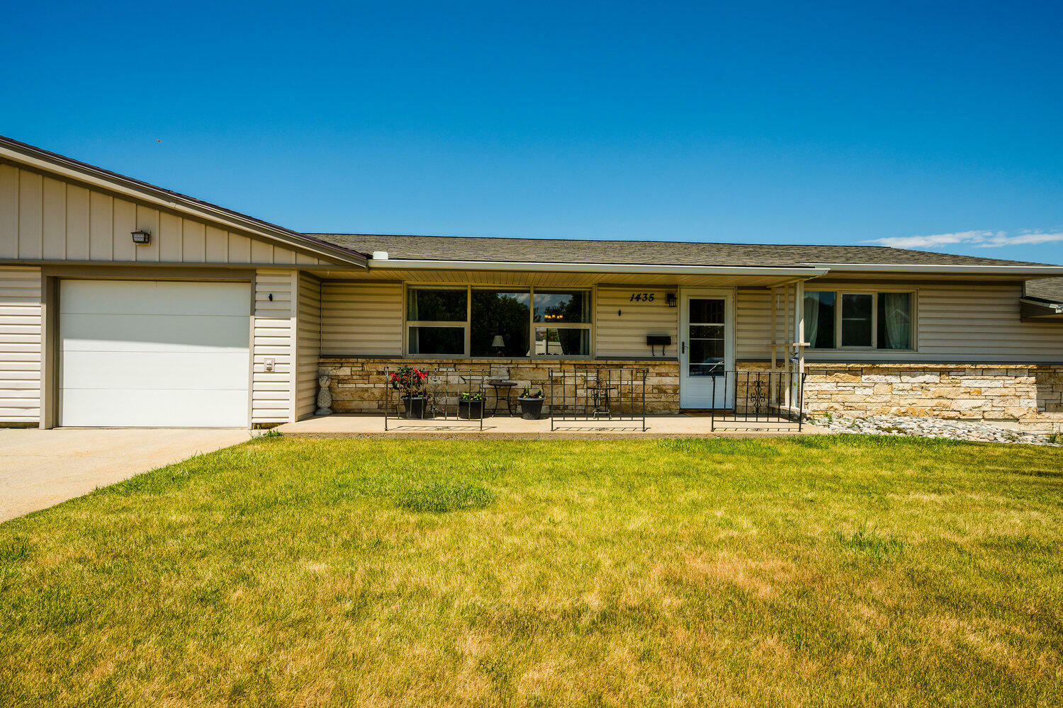 Property Photo:  1435 Avon Street  WY 82801 