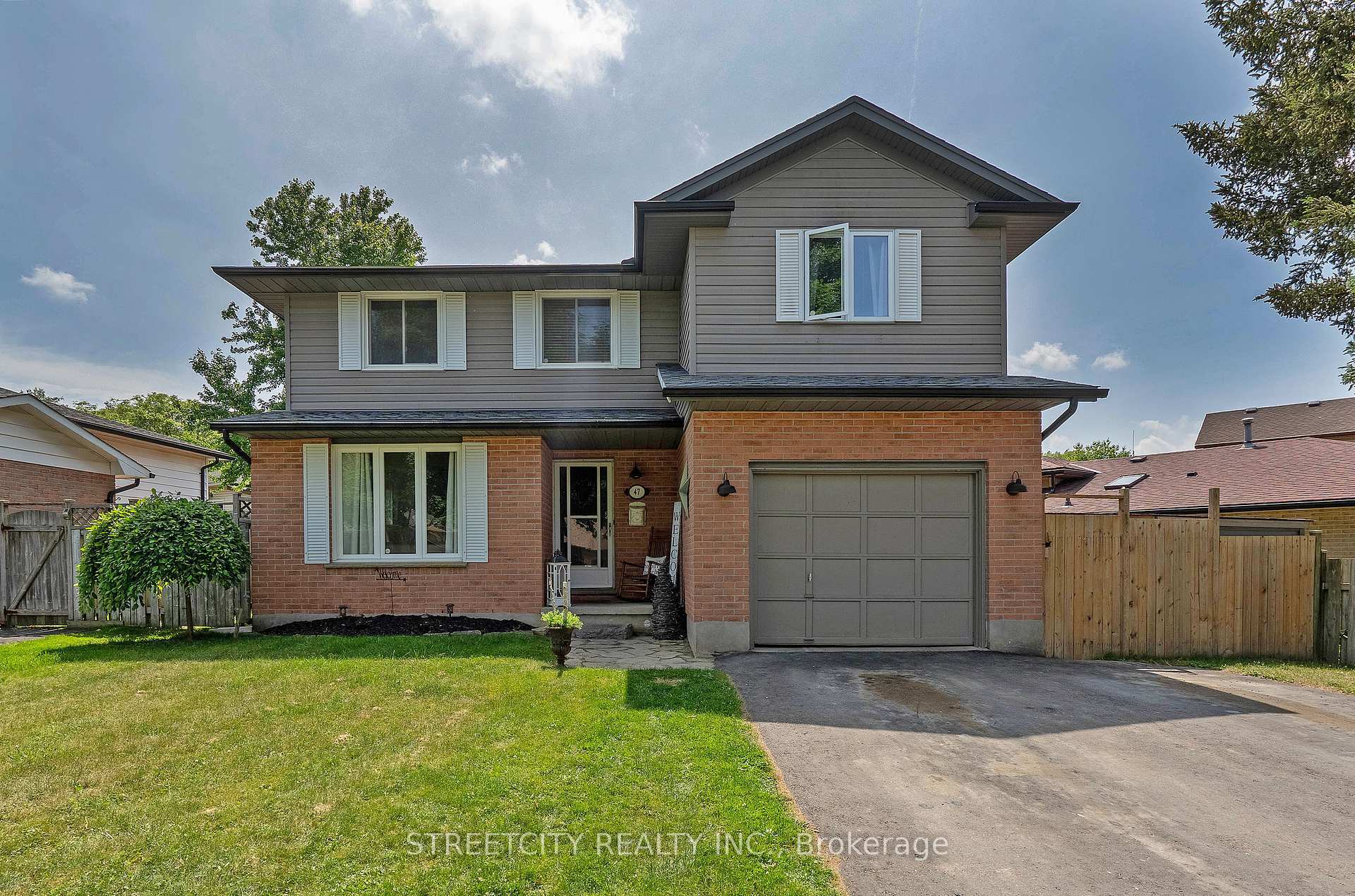 Property Photo: 47 Fox Hollow Crescent ON N6G 3R1