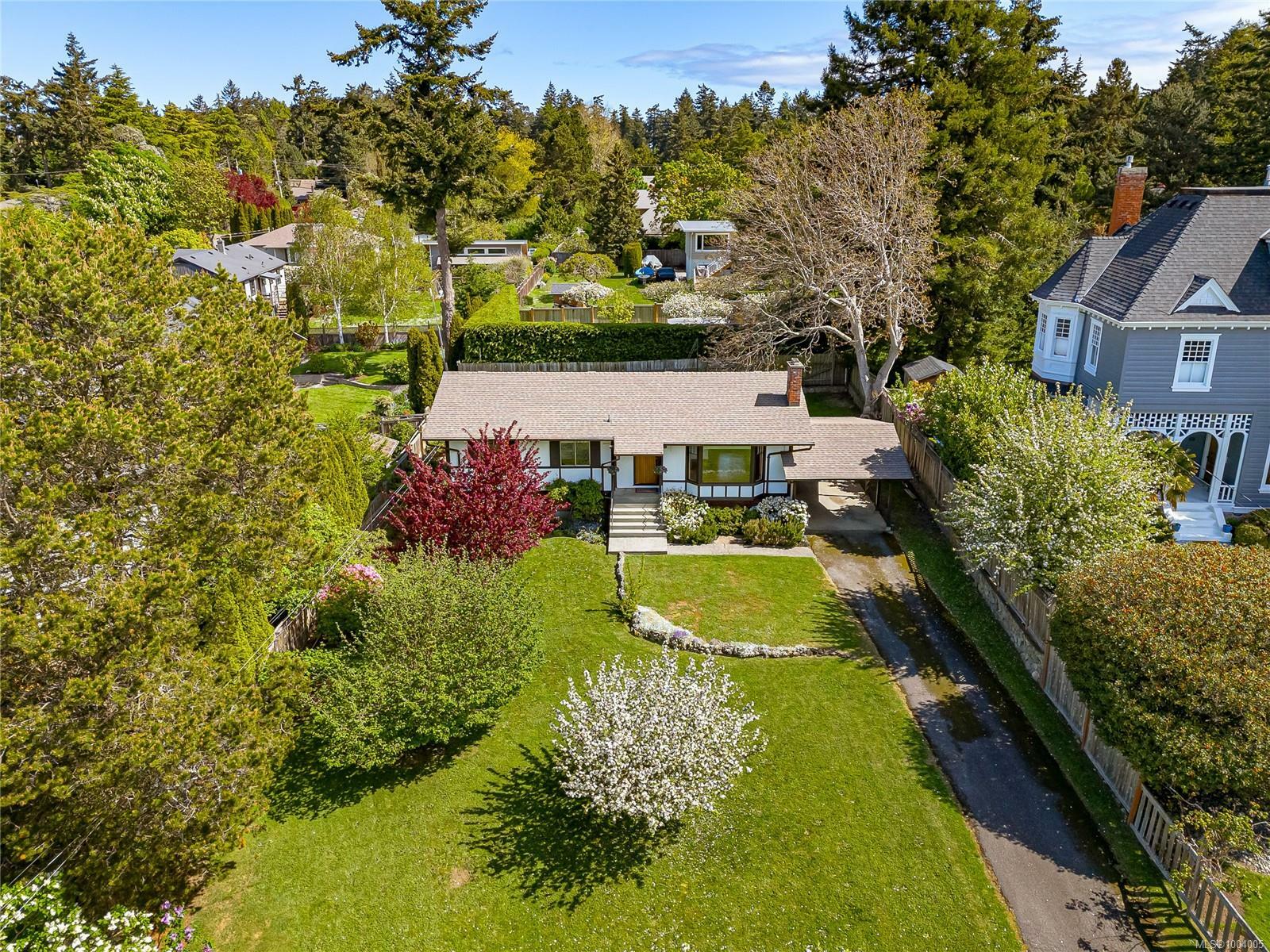 Property Photo: 3928 Cadboro Bay Rd BC V8N 4G9