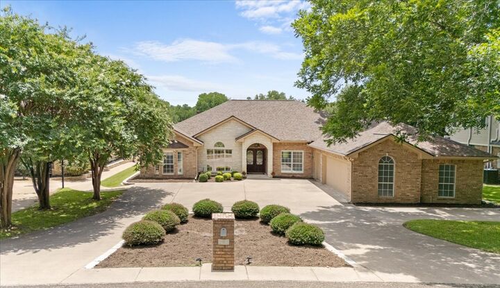 Property Photo: 2901 Chisholm Trail TX 76571