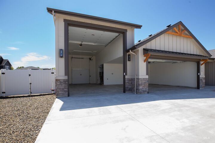Property Photo: 173 E Jarvis St ID 83642