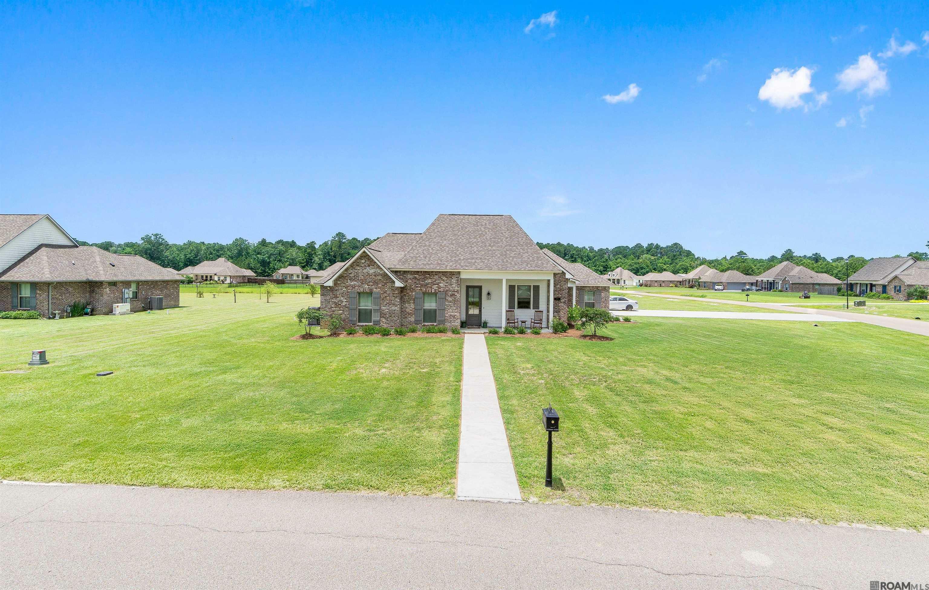 Property Photo: 31921 Redrick Dr LA 70785
