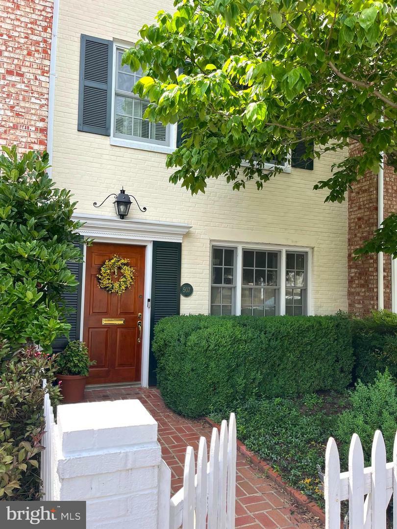 Property Photo:  507 S Royal Street  VA 22314 