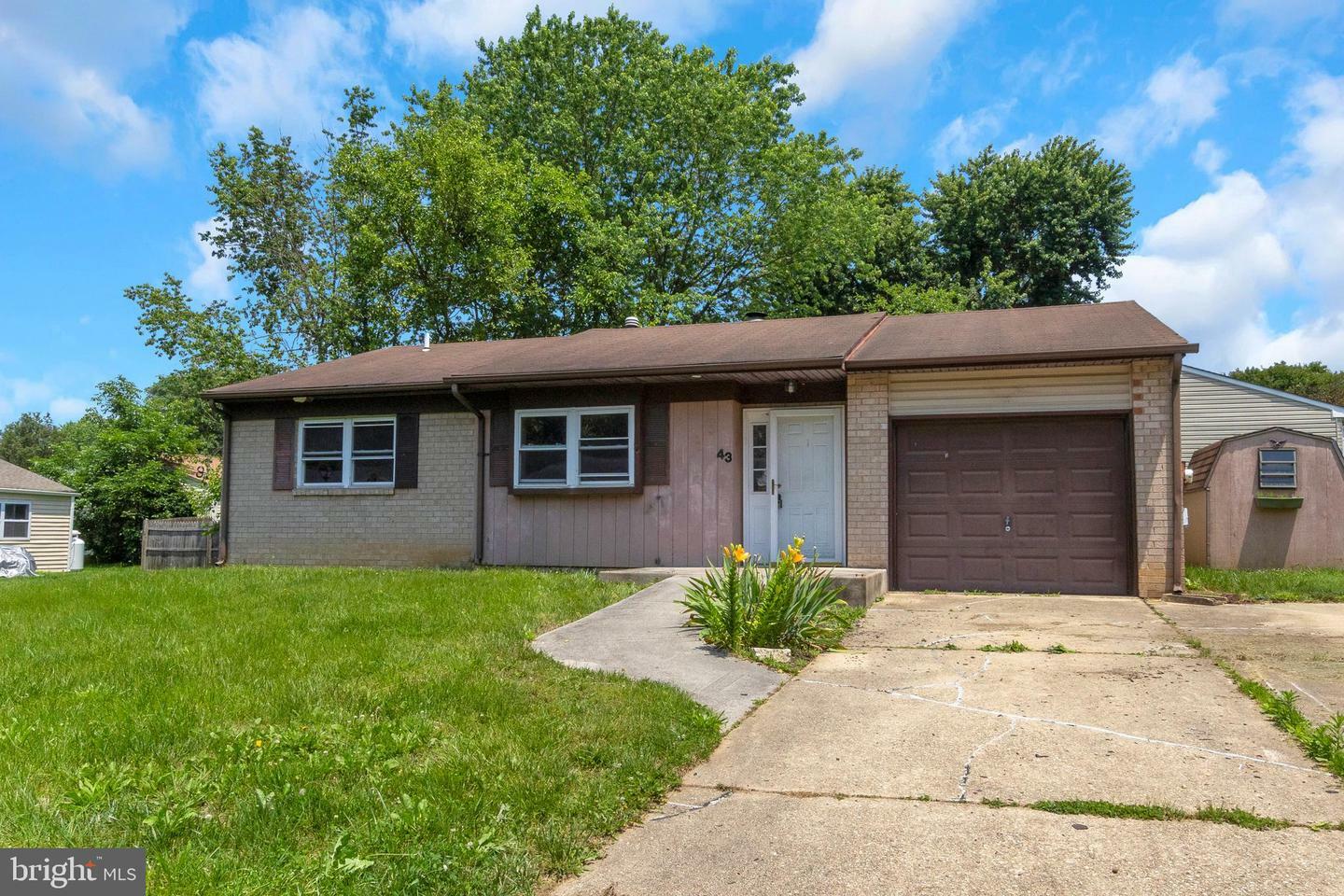 Property Photo: 43 Reubens Circle DE 19702