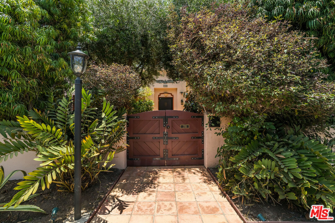 Property Photo:  755 S Highland Ave  CA 90036 