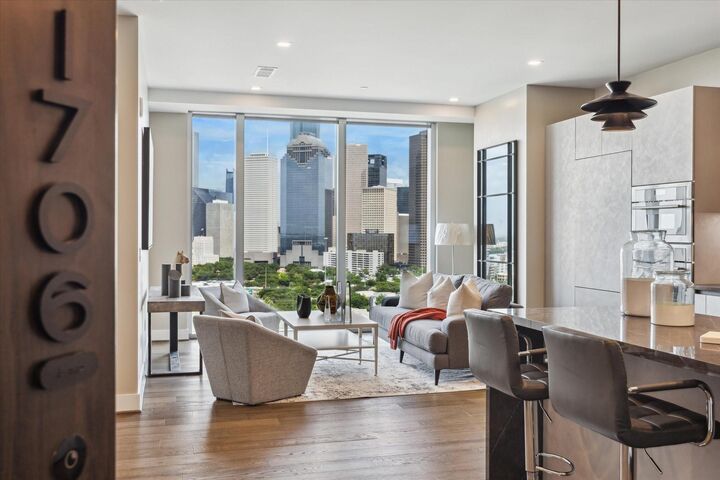 Property Photo:  1711 Allen Parkway 1706  TX 77019