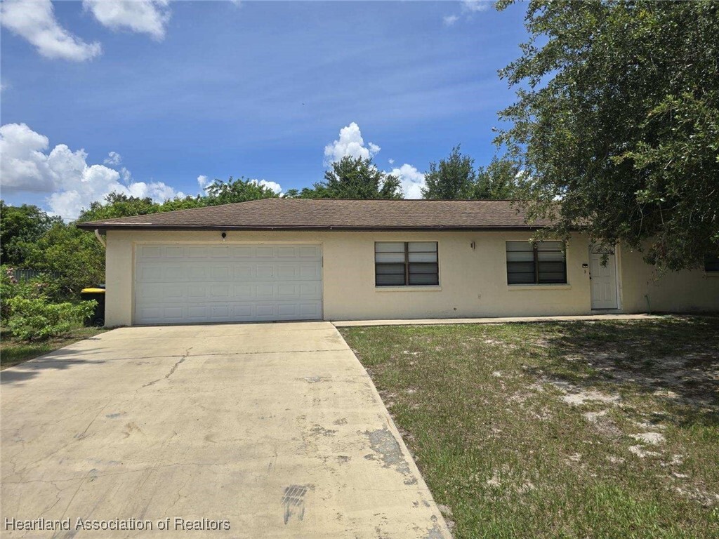 Property Photo: 644 Serenade Terrace FL 33852