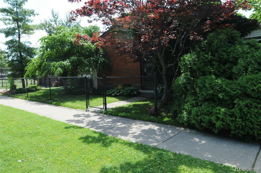 Property Photo: 28820 Grant Street MI 48081 3207