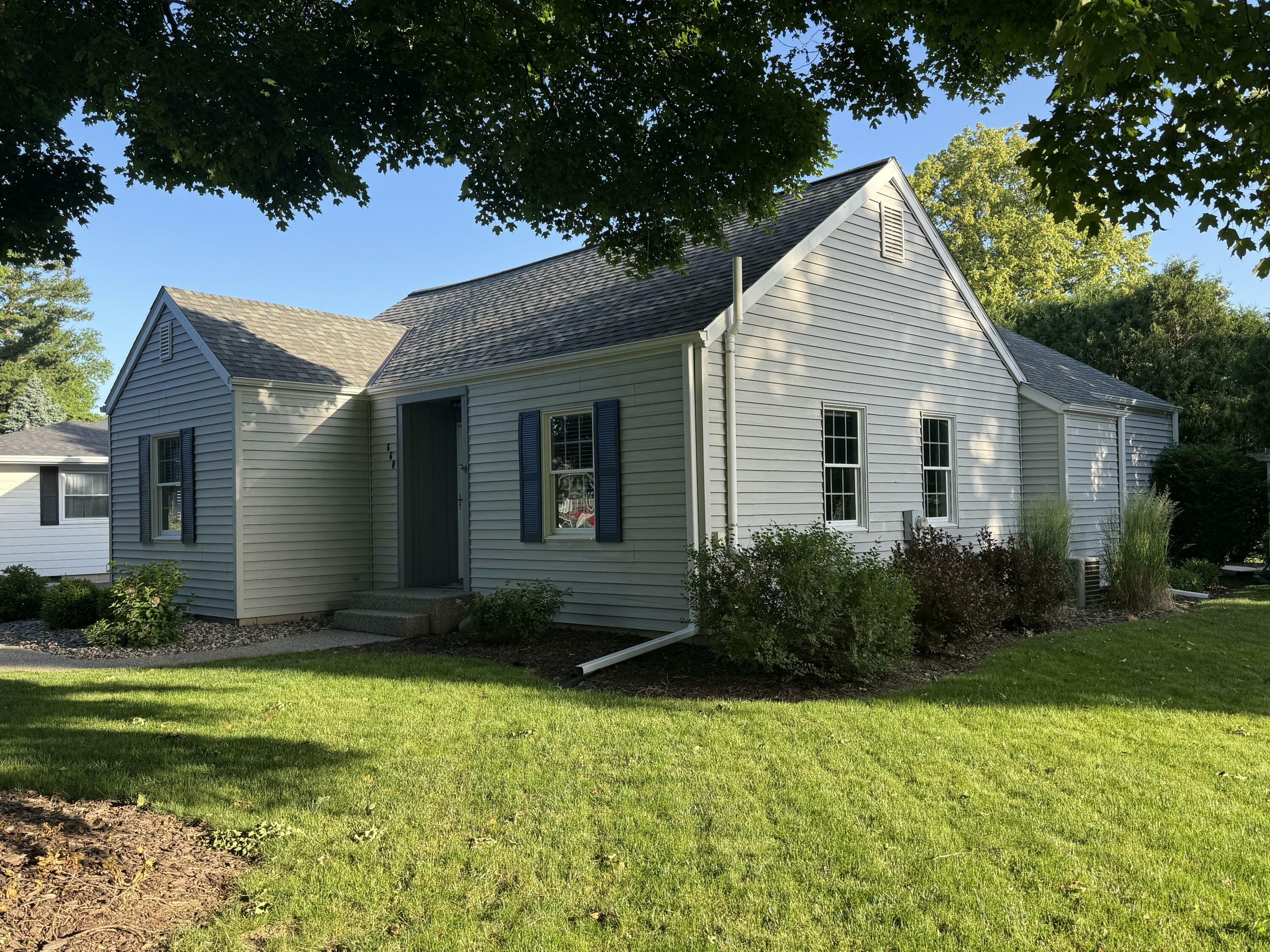660 E Sherman Ave  Oconomowoc WI 53066 photo