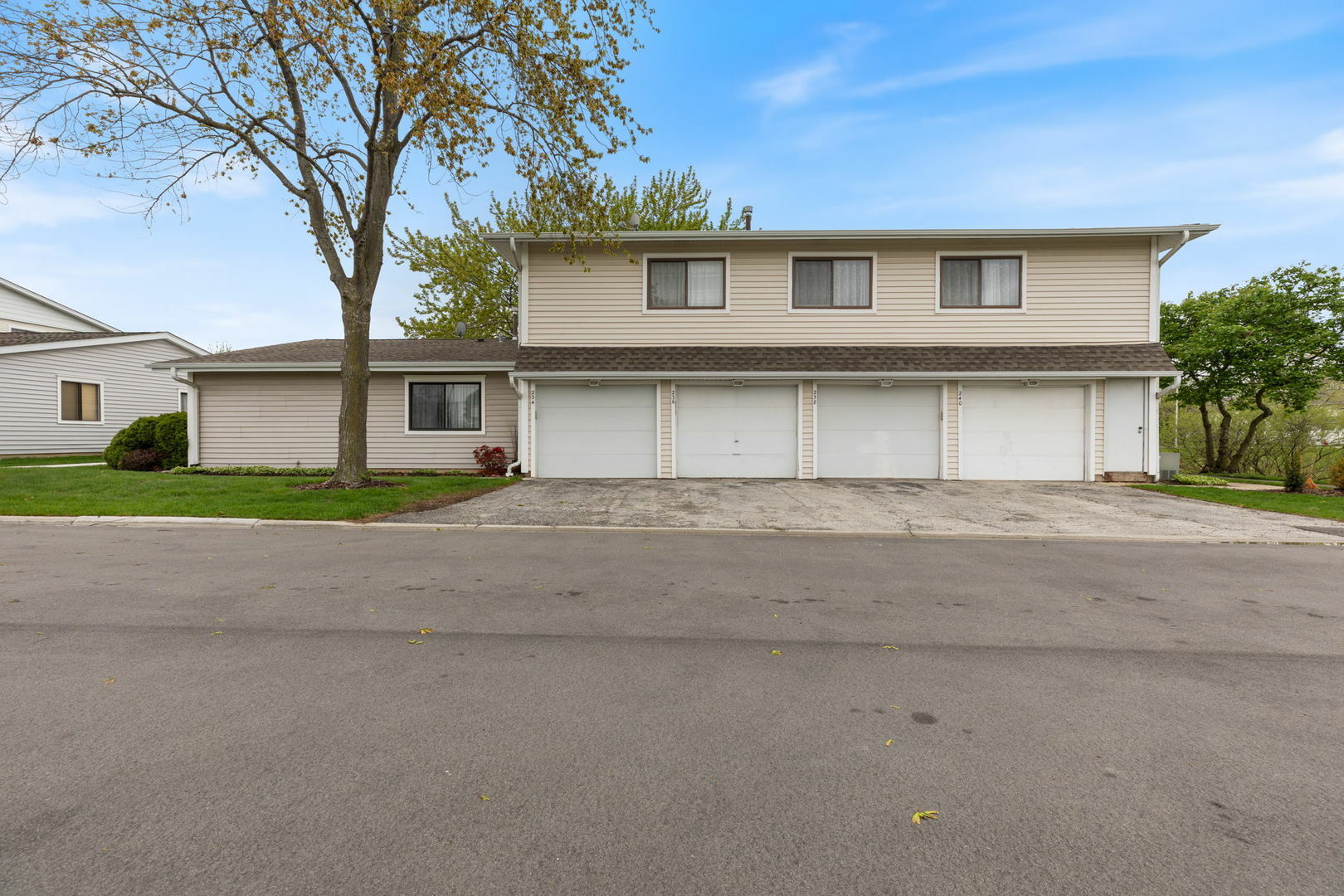 Property Photo: 236 N Waterford Drive IL 60194