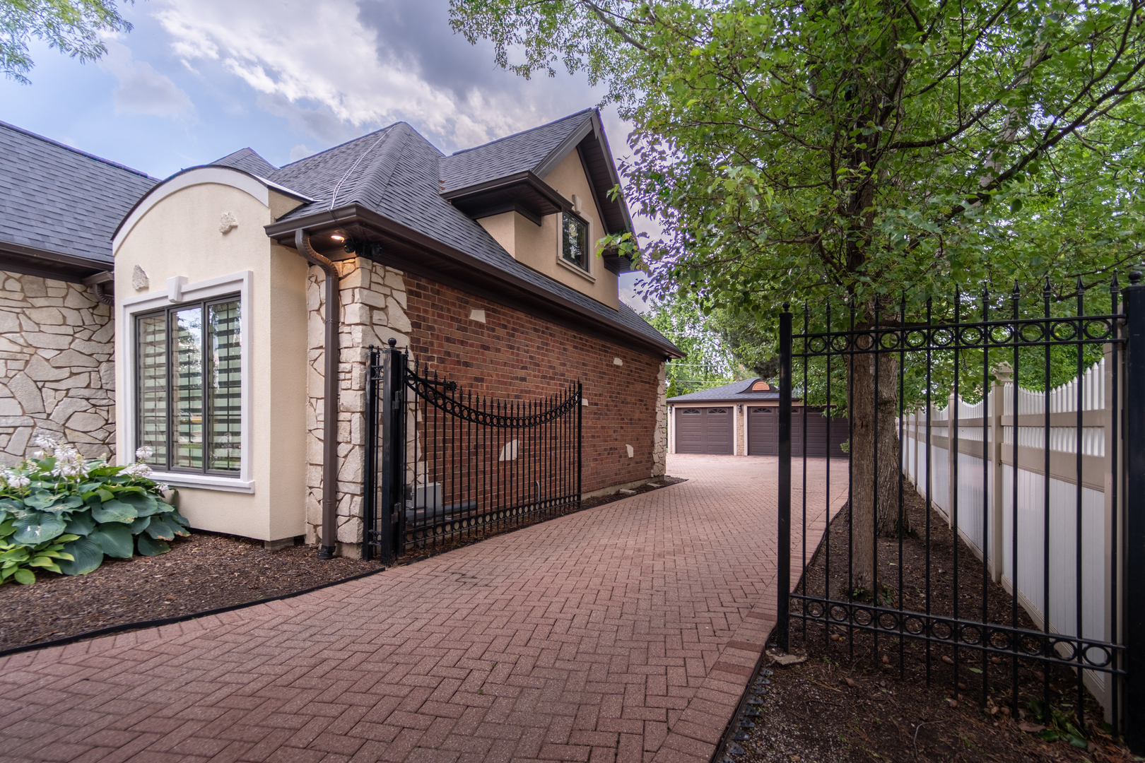Property Photo: 850 S 10th Avenue IL 60525
