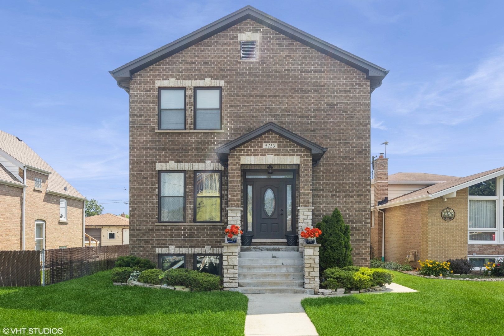 Property Photo: 5733 S Neenah Avenue IL 60638