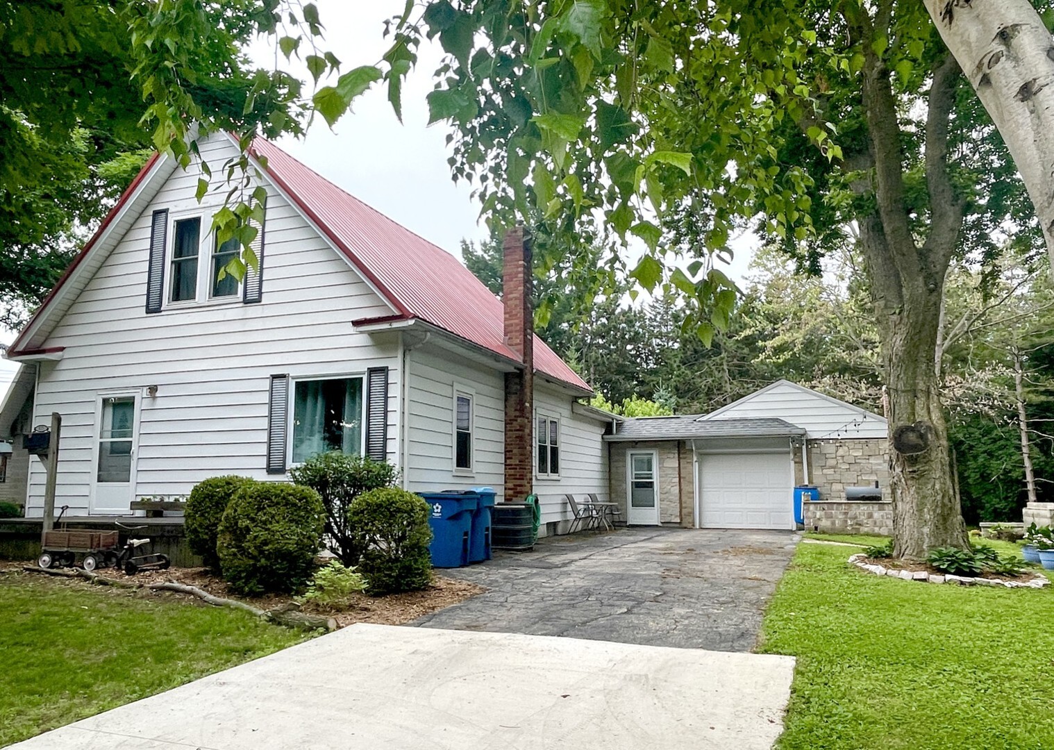 Property Photo:  825 Swift Avenue  IL 61348 