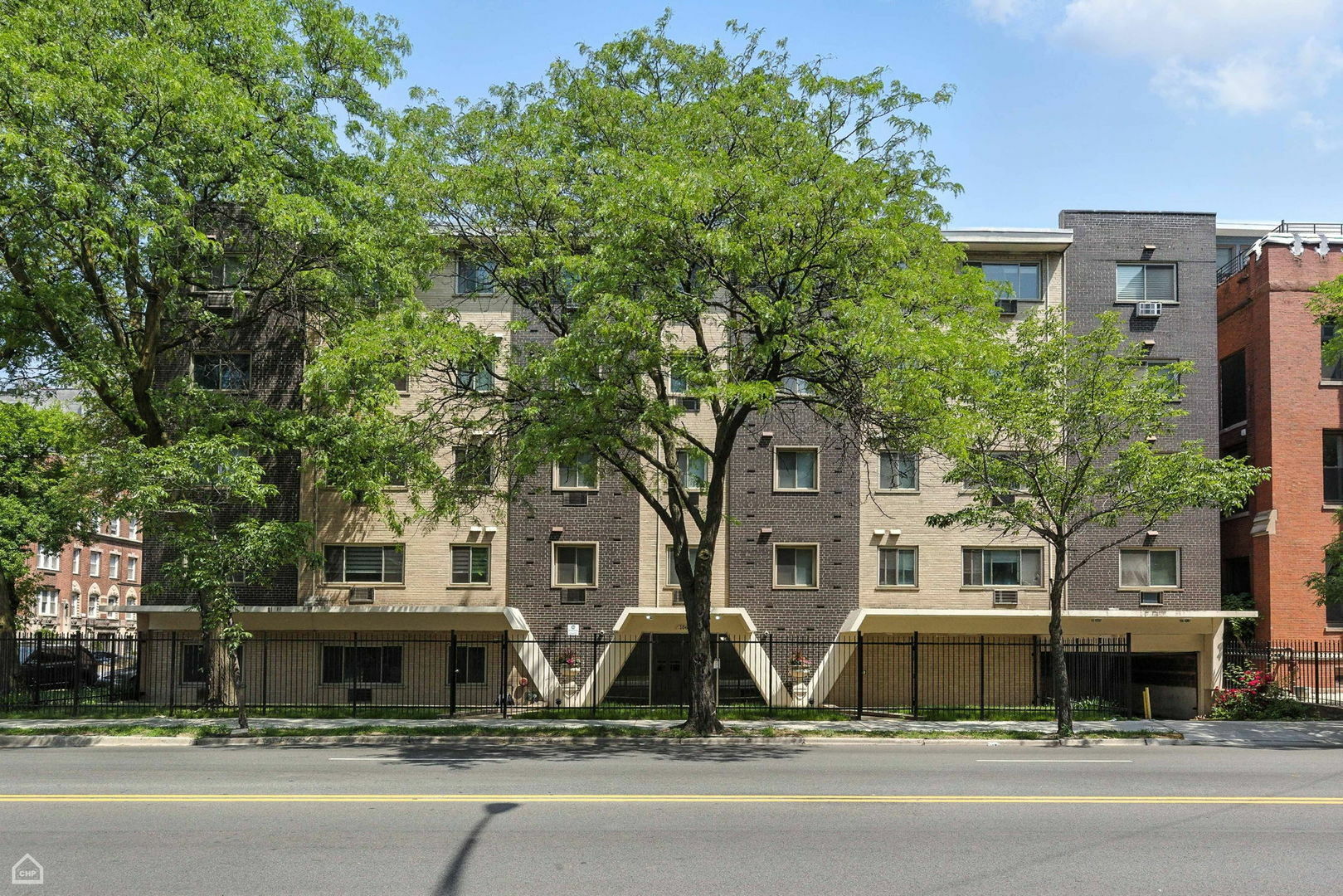 Property Photo: 1060 W Hollywood Avenue 405 IL 60660
