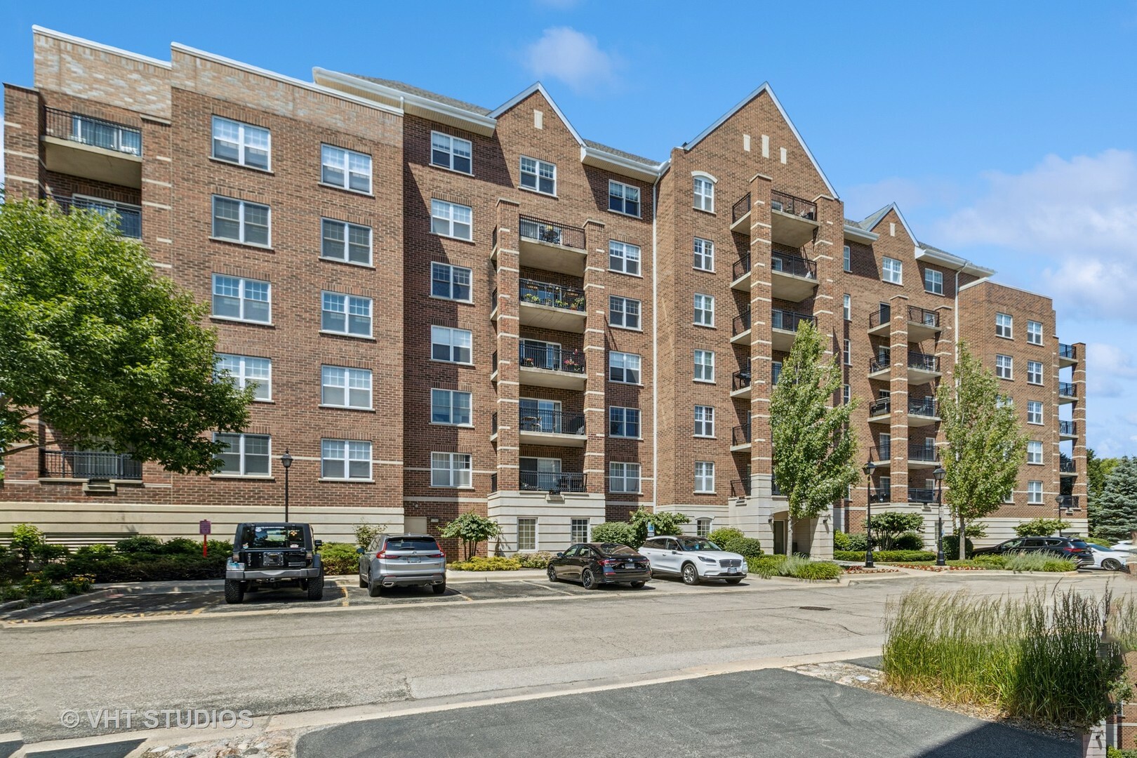 Property Photo: 390 W Mahogany Court 606 IL 60067
