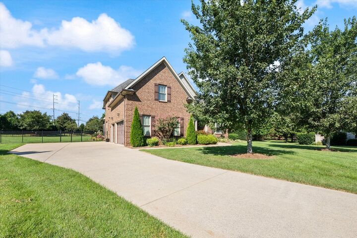 Property Photo:  1017 Rosebud Ct  TN 37129