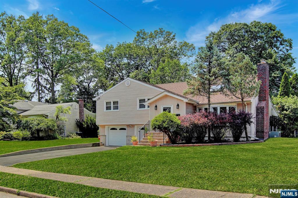 Property Photo:  318 Willow Court  NJ 07450 