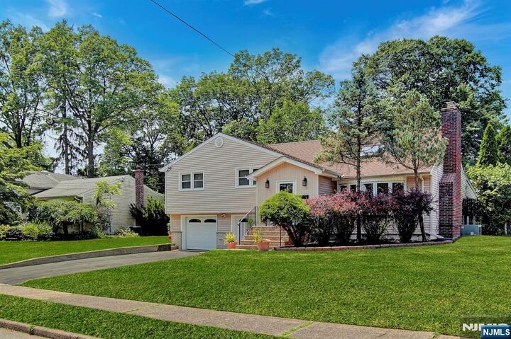 Property Photo:  318 Willow Court  NJ 07450 