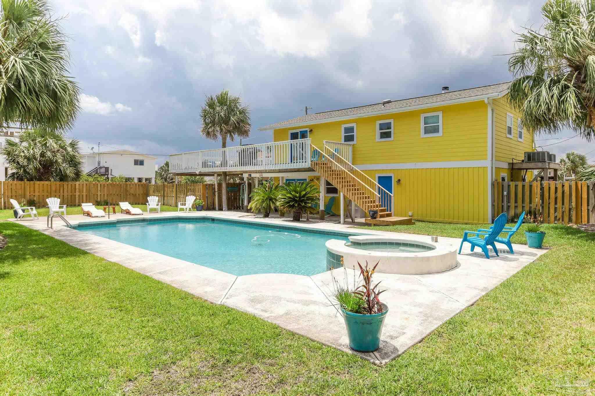 Property Photo: 900 Largo Dr FL 32561