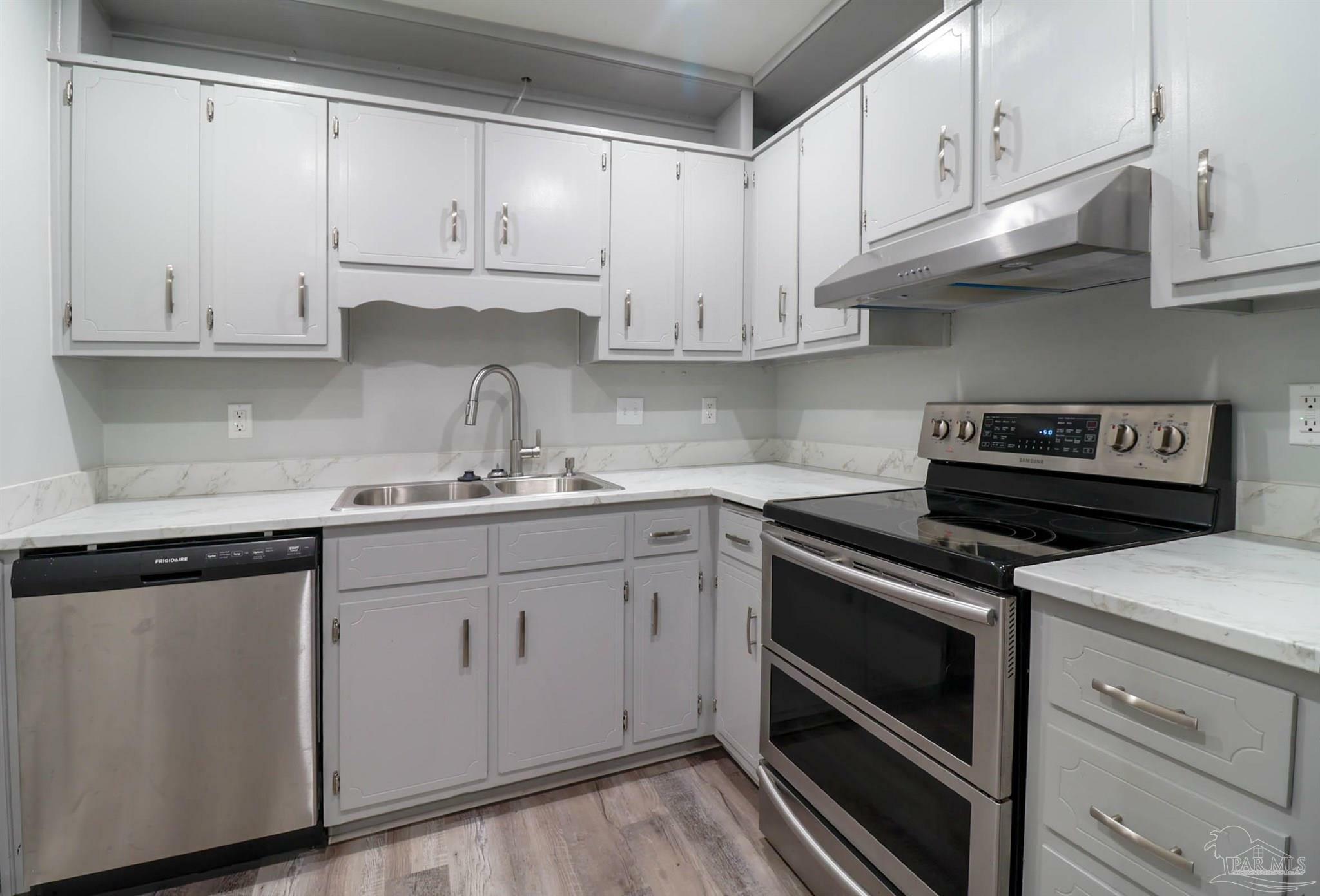 Property Photo: 4770 Skyline Dr FL 32504